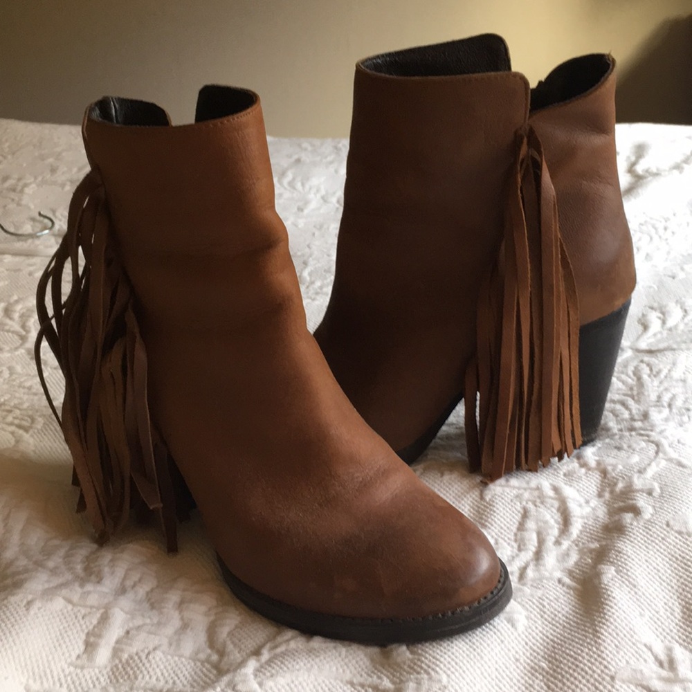Size 9 brown leather fringe boots / booties